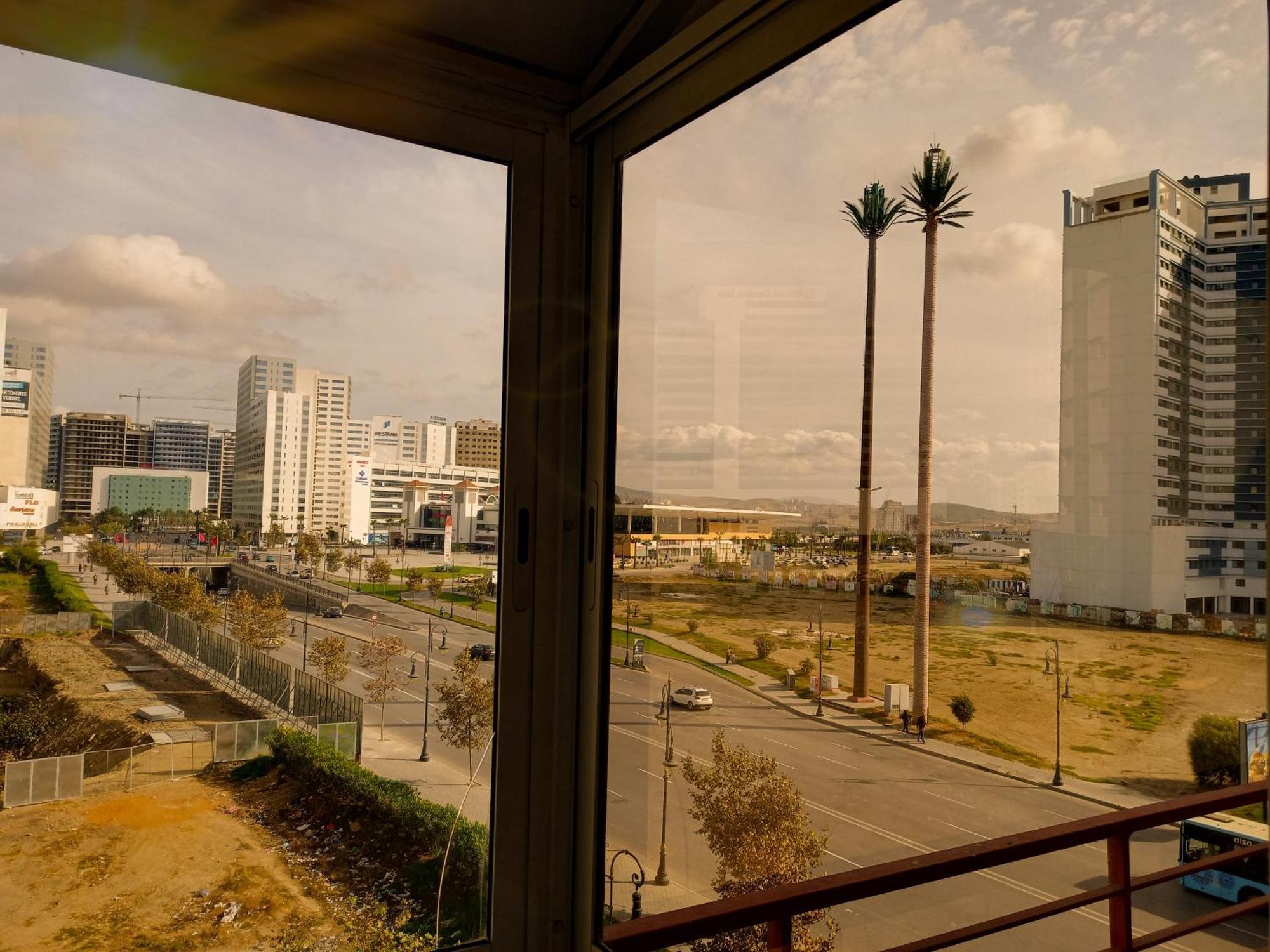 Moderne Appartement Au Plein Centre-Ville En Face Hilton & La Gare De Train Tgv Avec Climatisation Tanger Buitenkant foto